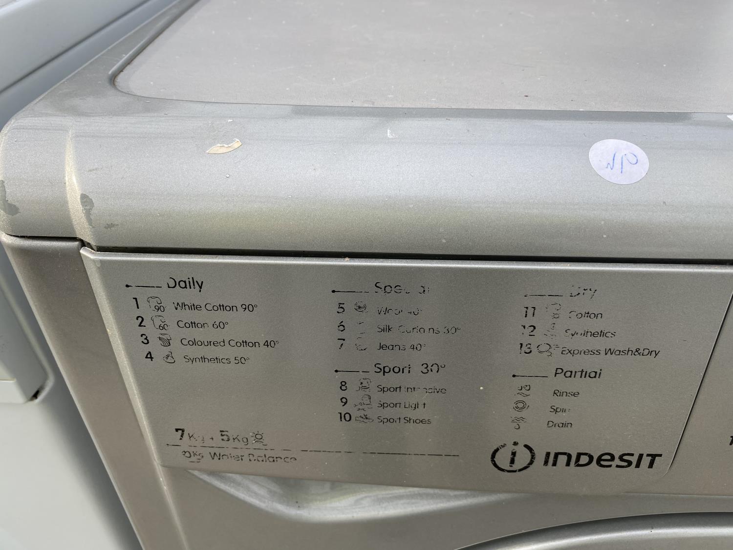 A SILVER INDESIT 7KG WASHING MACHINE BELIEVED IN WORKING ORDER BUT NO WARRANTY - Image 2 of 5