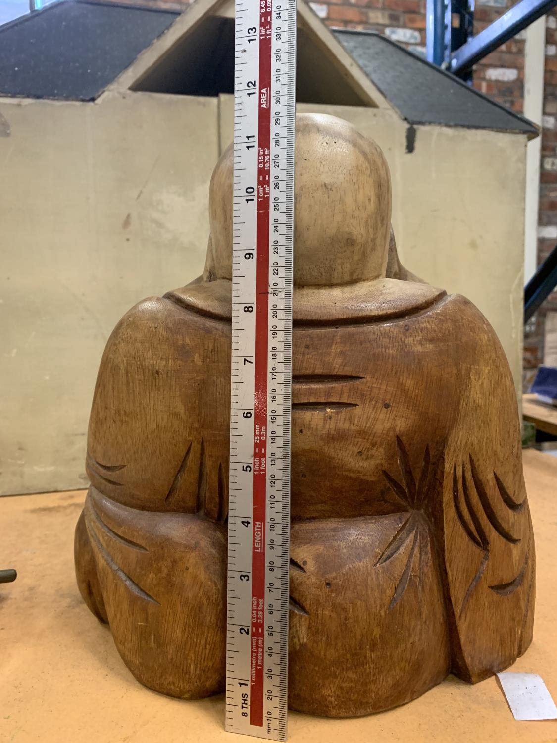 A LARGE CARVED WOODEN BUDDHA - Bild 3 aus 3