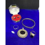 VARIOUS MARKED SILVER ITEMS TO INCLUDE A BANGLE, LARGE ORNATE PENDANT, TWO RINGS AND EARRINGS WITH A