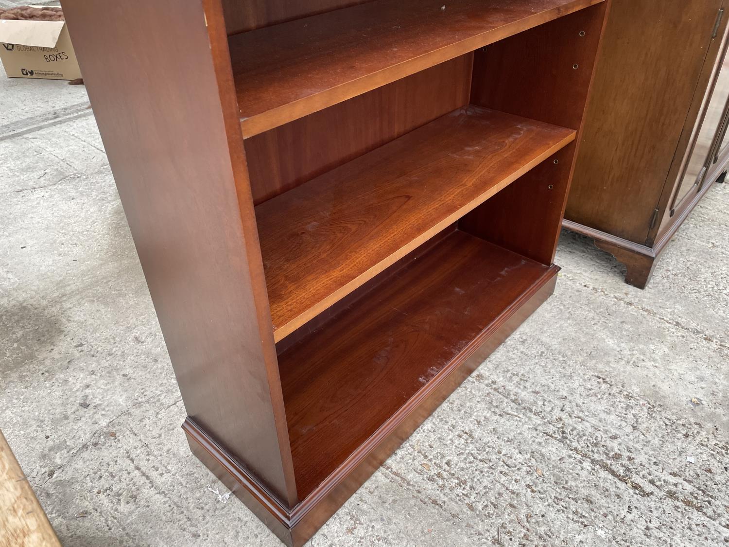 A MODERN MAHOGANY OPEN BOOKCASE, 38" WIDE - Image 3 of 3