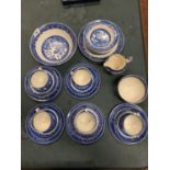 A QUANTITY OF WILLOW PATTERN BLUE AND WHITE TEA WARE TO INCLUDE A SERVING BOWL AND DESSERT DISHES