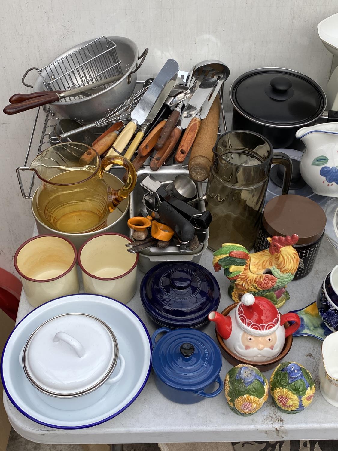 A LARGE ASSORTMENT OF CERAMIC AND GLASS WARE TO INCLUDE KITCHEN SCALES, POTS AND PANS, LARGE SALAD - Image 3 of 6