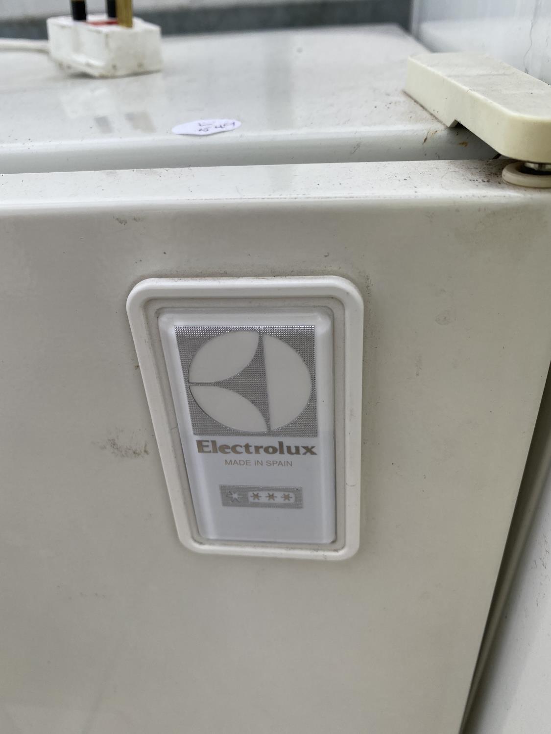 A WHITE ELECTROLUX COUNTER TOP FRIDGE BELIEVED IN WORKING ORDER BUT NO WARRANTY - Image 2 of 4