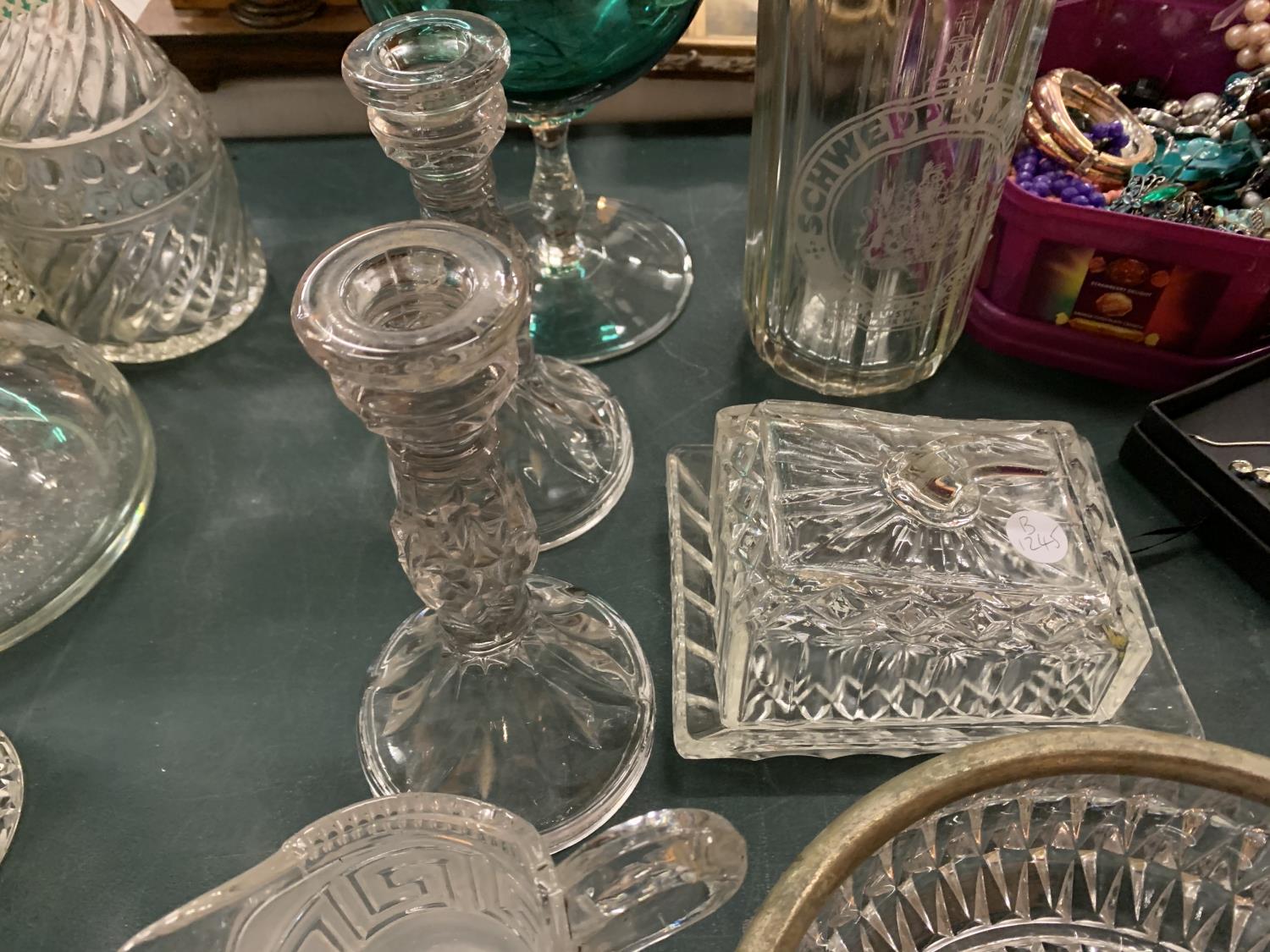 A COLLECTION OF GLASS WARE TO INCLUDE A SCHWEPPES LIMITED SODA SYPHON - Image 3 of 4