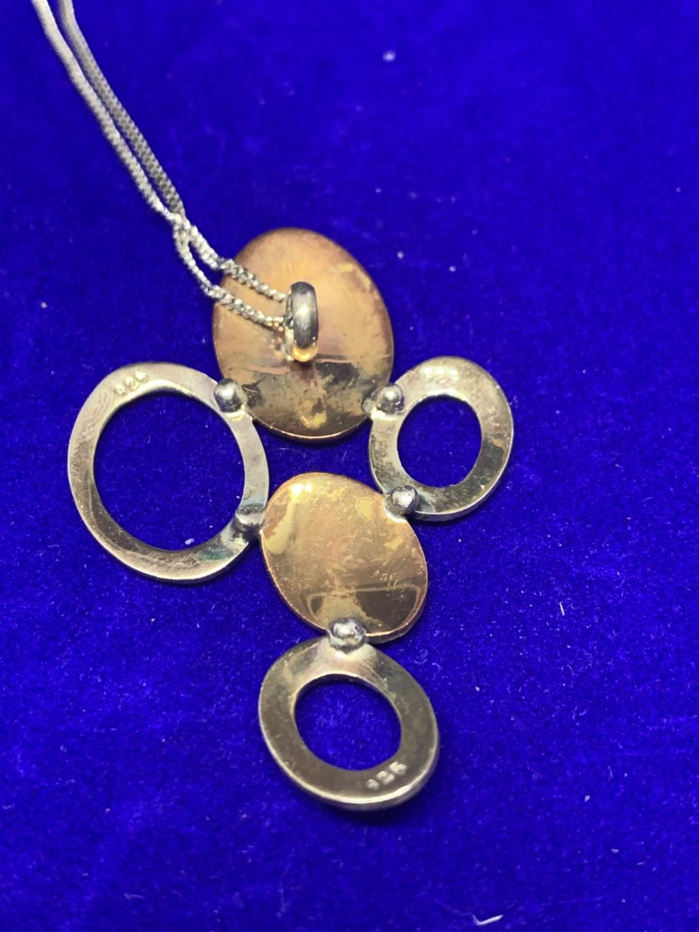 A SILVER NECKLACE WITH A YELLOW METAL AND SILVER PENDANT MARKED 925 WITH A PRESENTATION BOX - Image 2 of 3