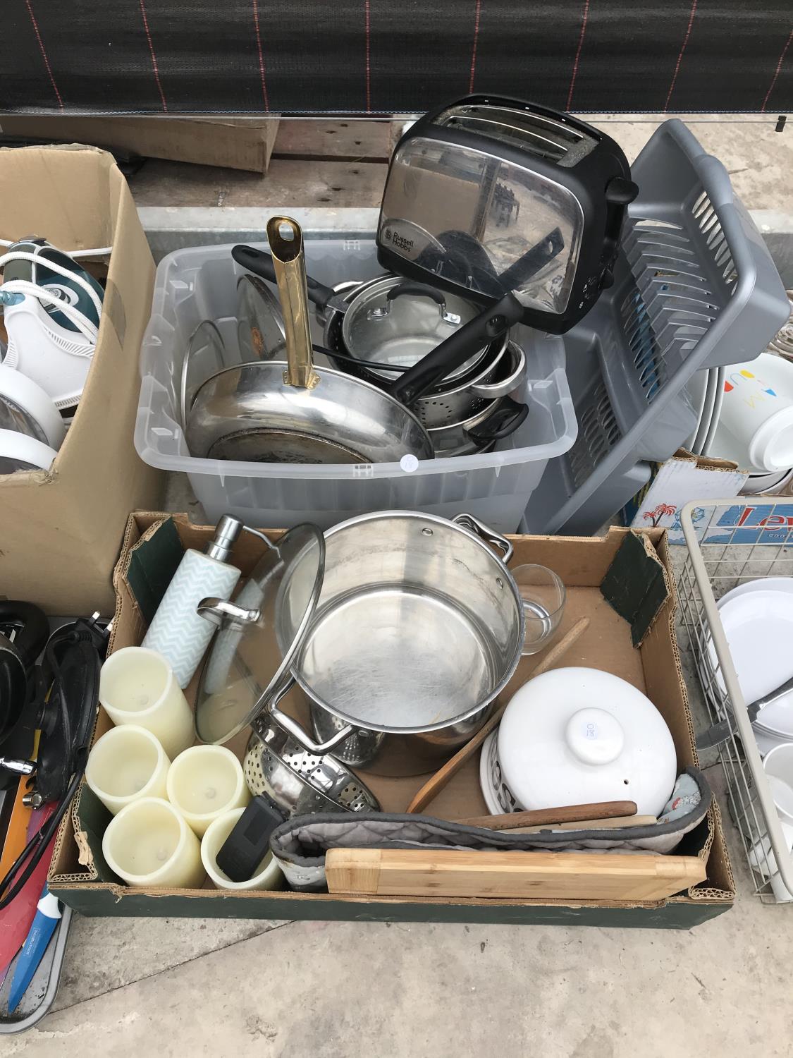 A LARGE QUANTITY OF KITCHEN ITEMS TO INCLUDE A TOASTER, A NUMBER OF PANS, CERAMIC WARE AND AN IRON - Image 3 of 5