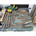 A LARGE ASSORTMENT OF VINTAGE HAND TOOLS TO INCLUDE A BATTERY POWERED HEDGE CUTTER ETC