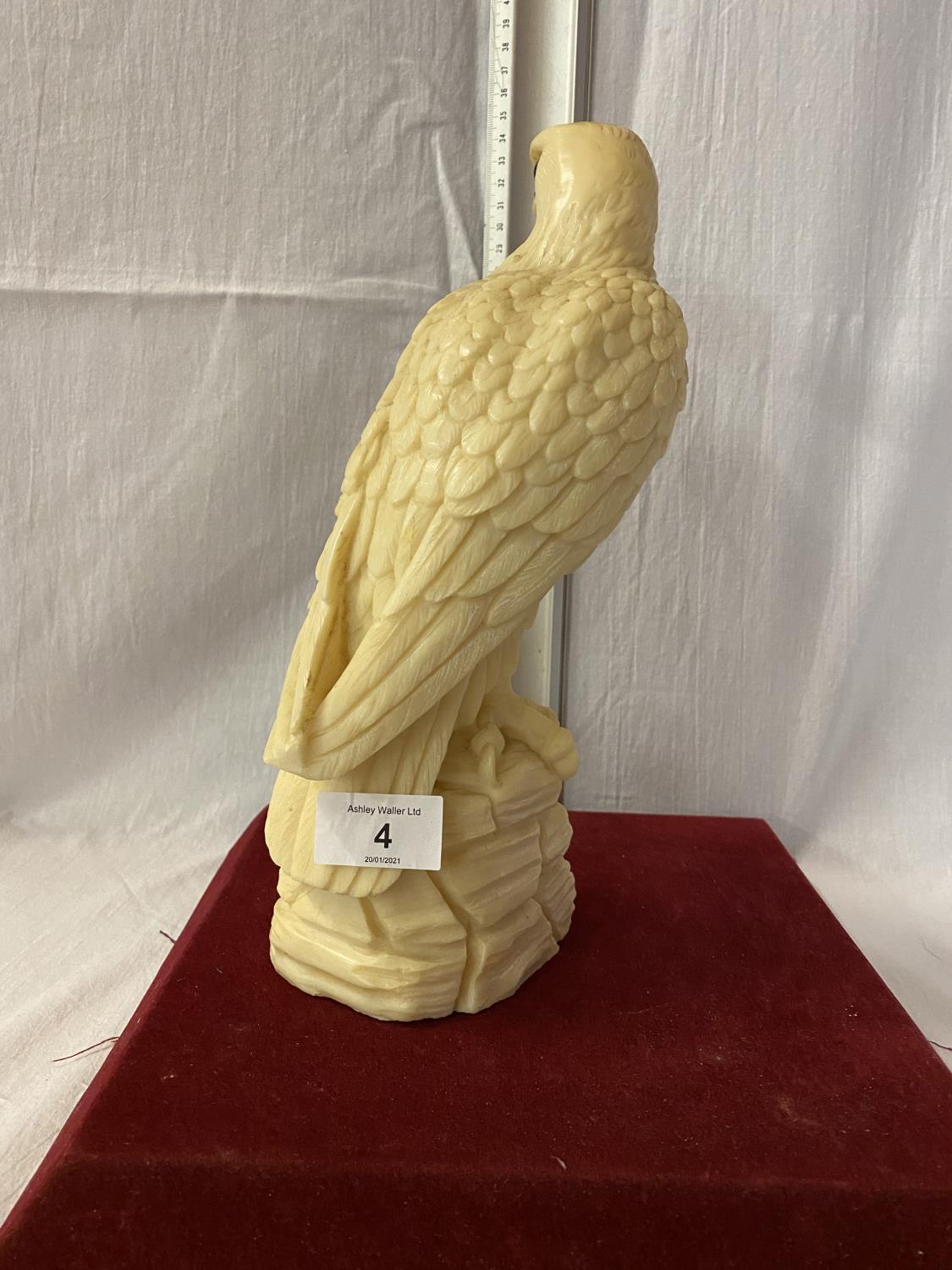 A RESIN FIGURE OF A BIRD OF PREY - HEIGHT 28CMS - Image 3 of 3