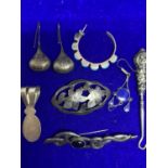 VARIOUS ITEMS OF MARKED SILVER TO INCLUDE BROOCHES, EARRINGS, BUTTON HOOK ETC