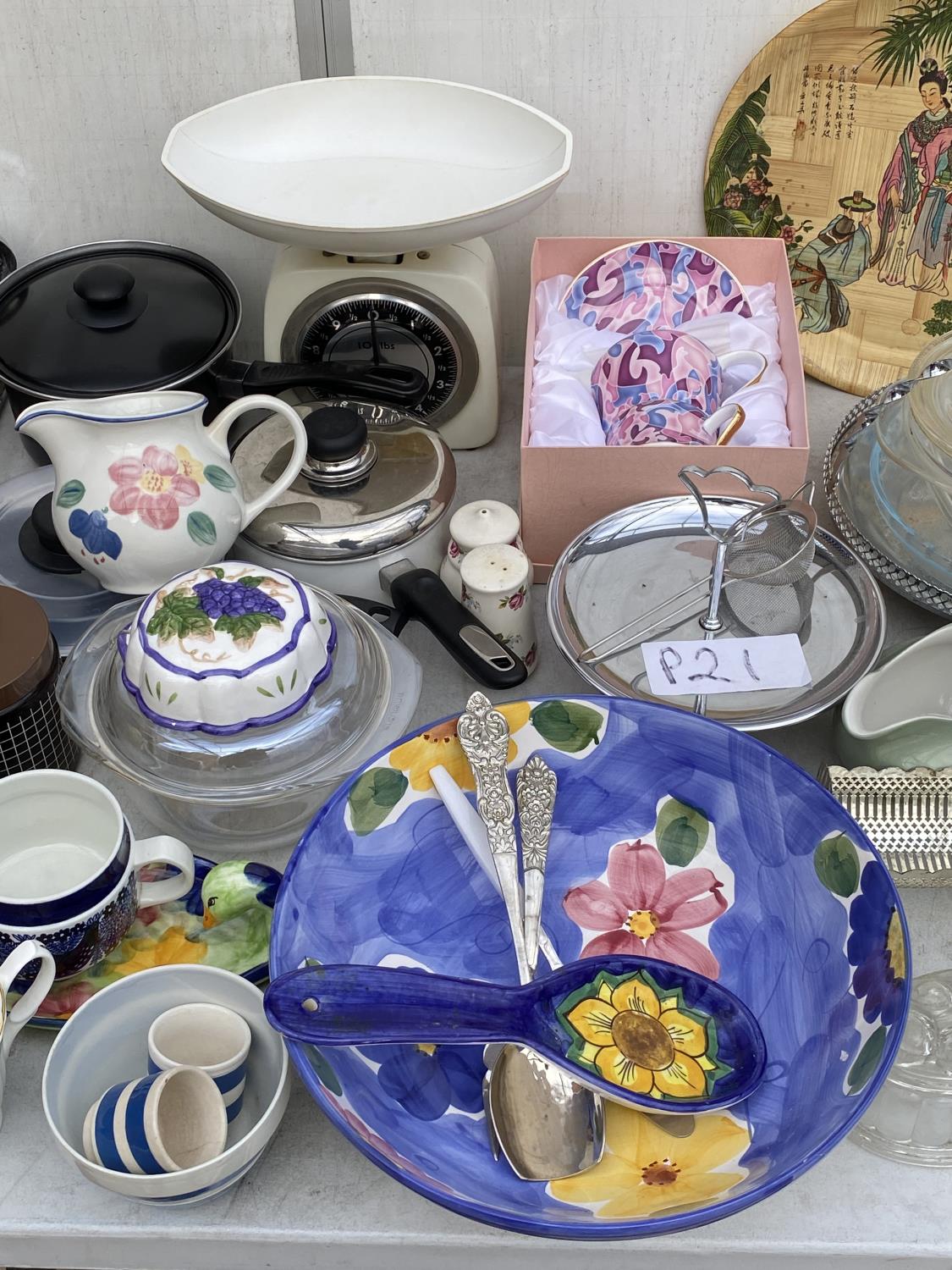 A LARGE ASSORTMENT OF CERAMIC AND GLASS WARE TO INCLUDE KITCHEN SCALES, POTS AND PANS, LARGE SALAD - Image 4 of 6