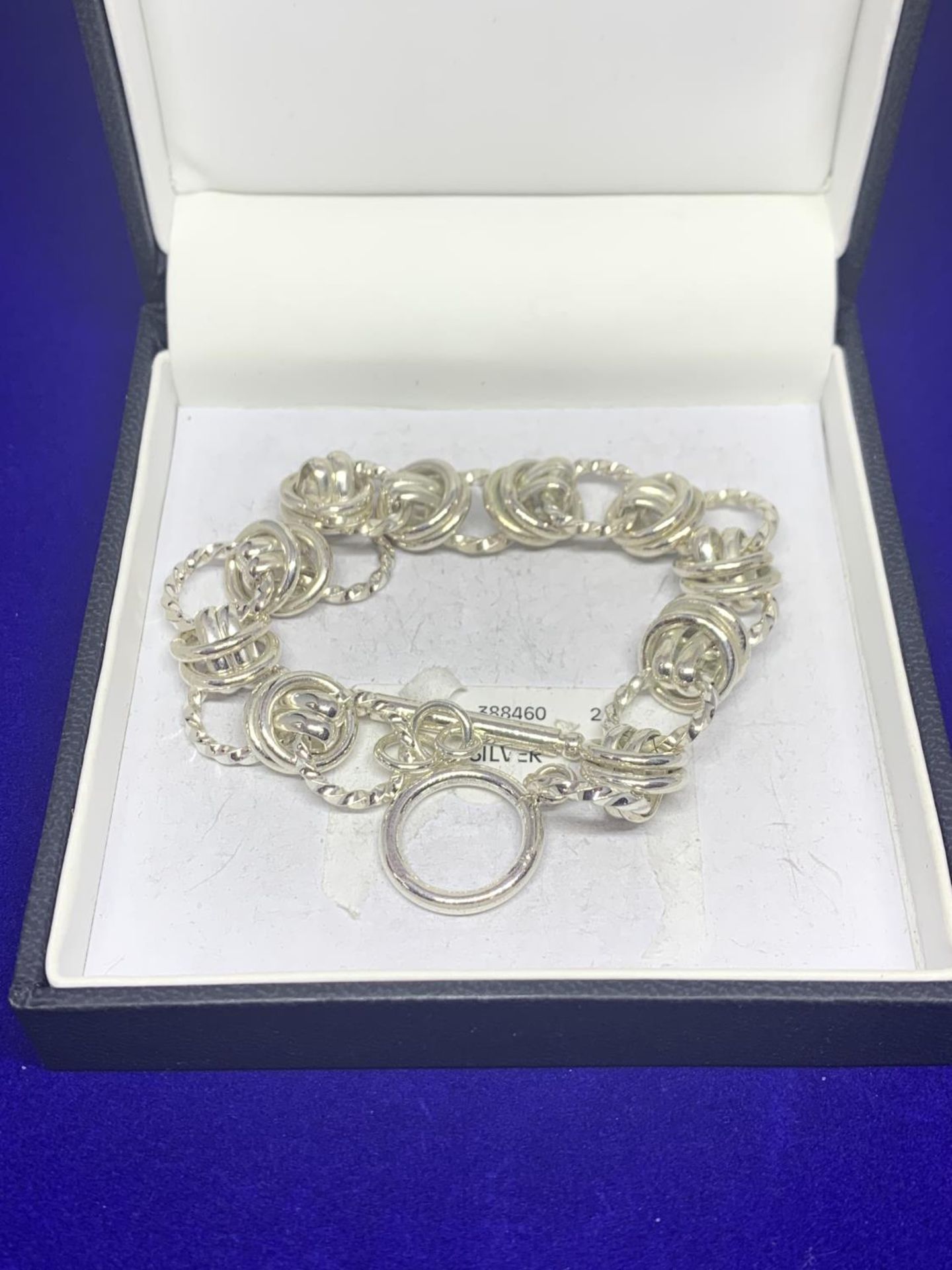 A HEAVY SILVER BRACELET MARKED 925 IN A PRESENTATION BOX - Image 3 of 3