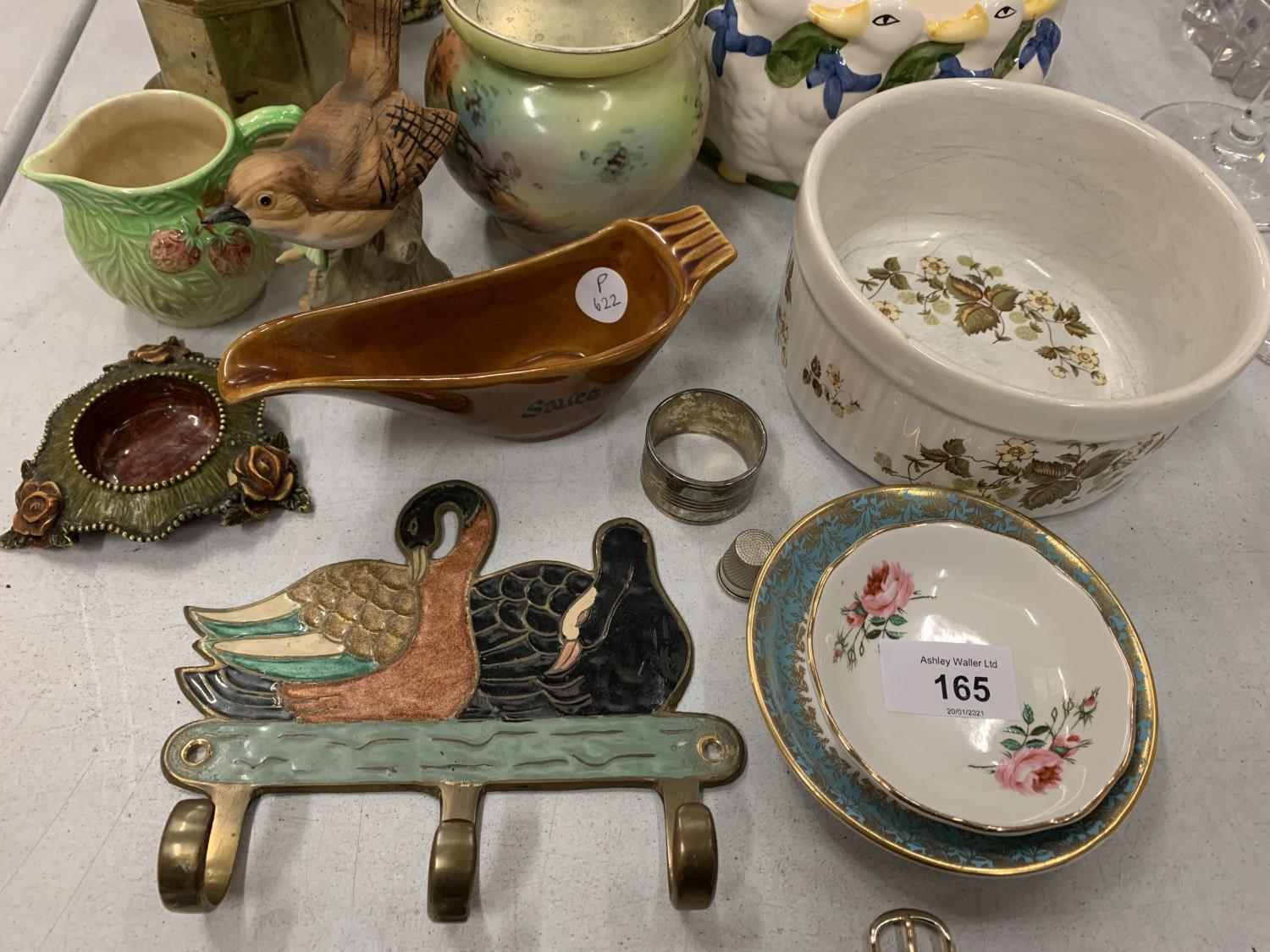 A COLLECTION OF MIXED ITEMS TO INCLUDE CERAMICS, BRASS LIDDED POT ETC - Image 2 of 3