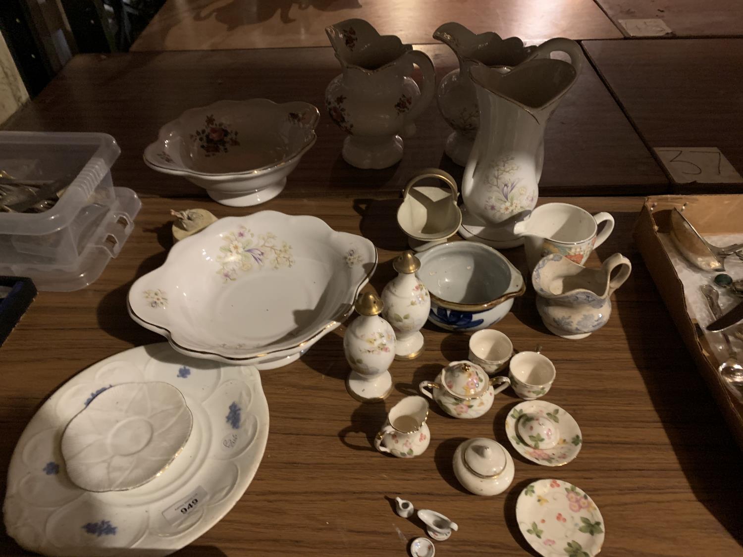 A SELECTION OF CERAMIC WARE TO INCLUDE A DOLL'S CHINA TEA SET, A PAIR OF JUGS ETC