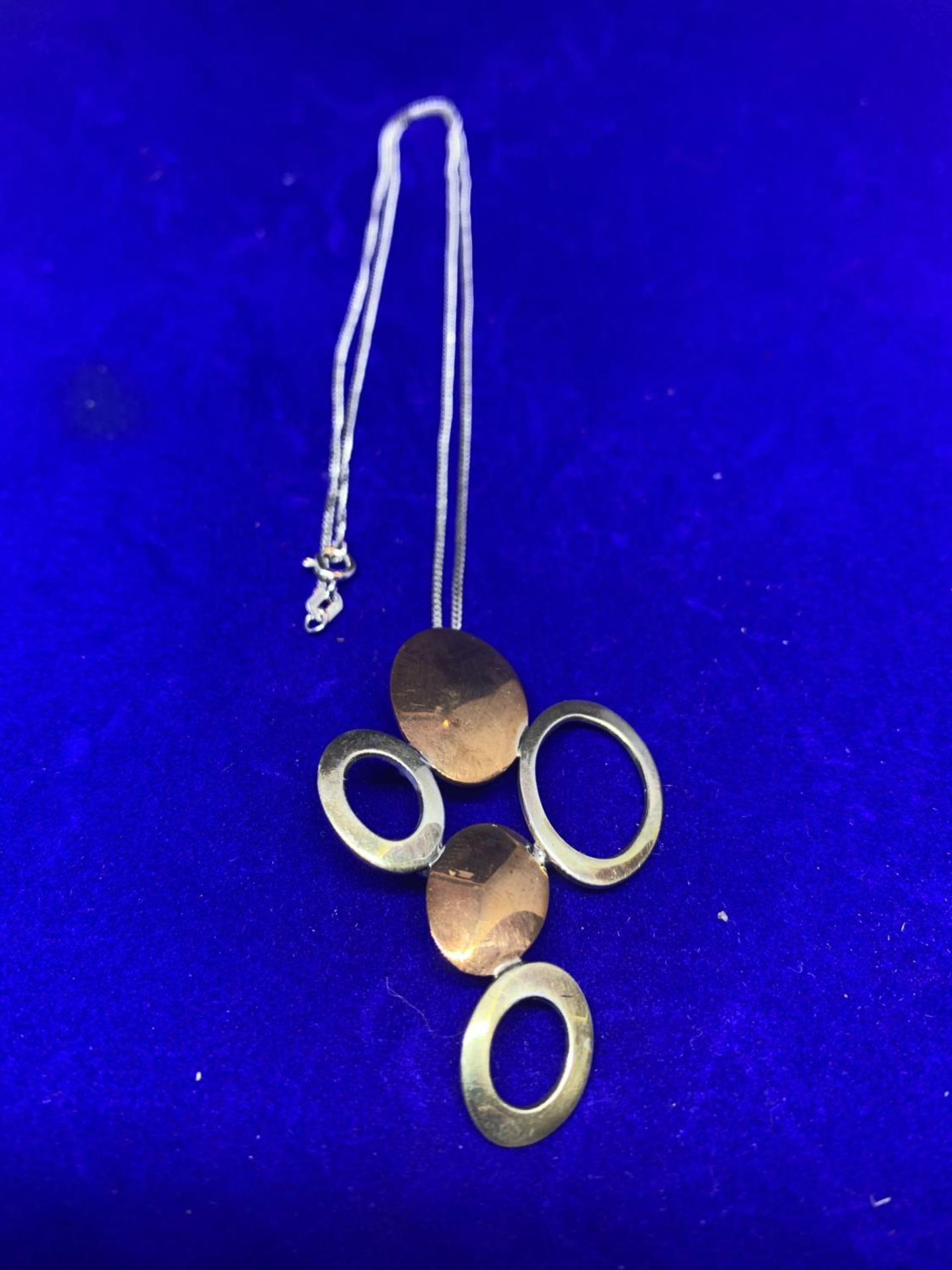 A SILVER NECKLACE WITH A YELLOW METAL AND SILVER PENDANT MARKED 925 WITH A PRESENTATION BOX