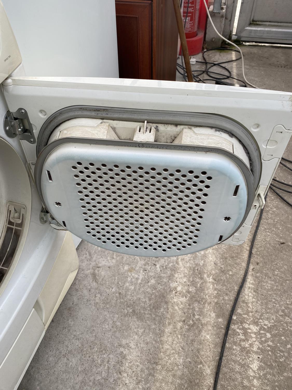 A WHITE ZANUSSI CONDENSER DRYER IN W/O BUT NO WARRENTY - Image 5 of 5