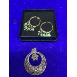 A PAIR OF SILVER HOOP EARRINGS WITH JADE STYLE STONES AND A DECORATIVE SILVER PENDANT IN A