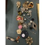A SELECTION OF VINTAGE COSTUME JEWELLERY TO INCLUDE HAT PINS