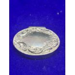 AN ORNATE OVAL SILVER PILL BOX MARKED 925