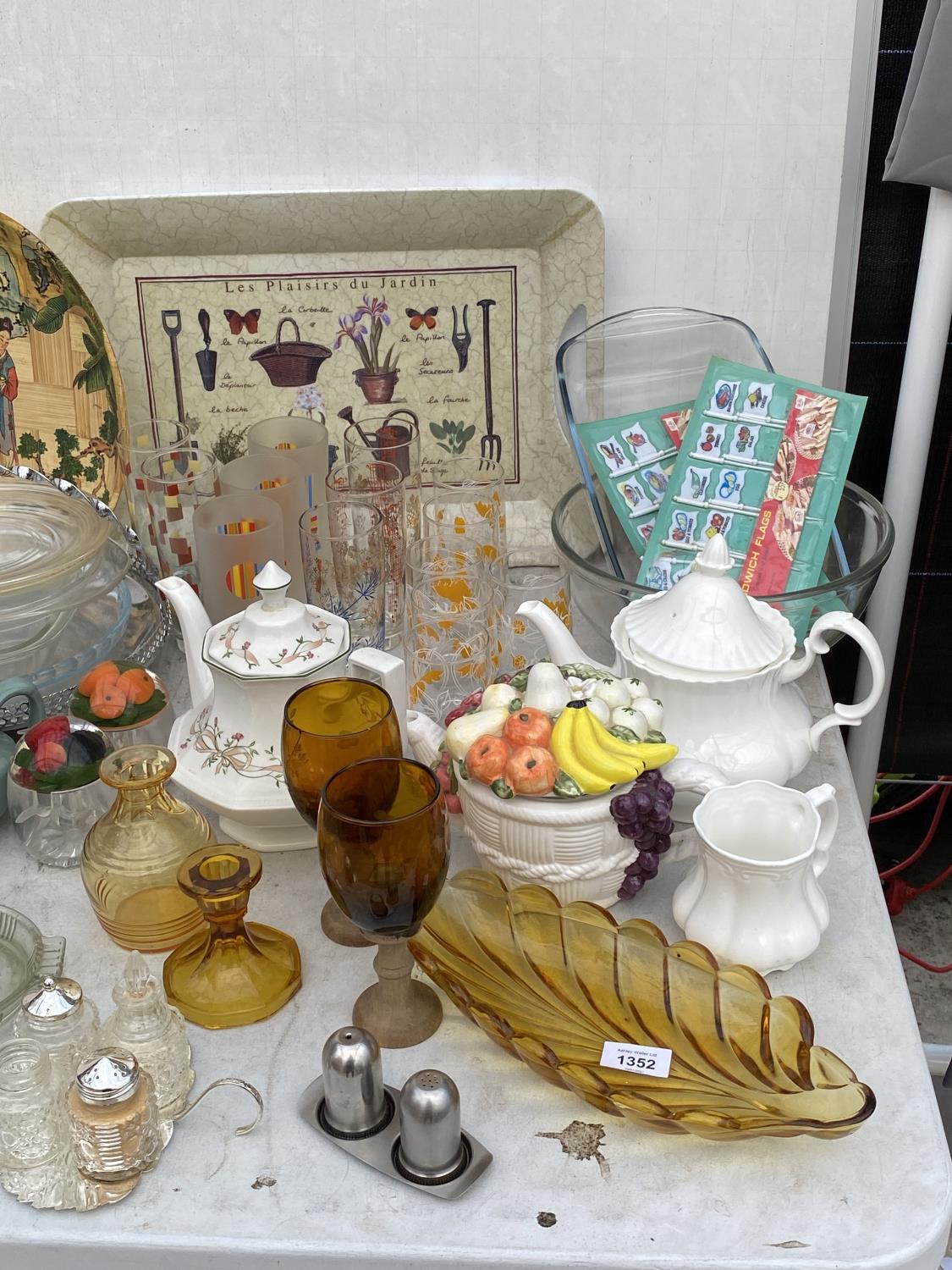 A LARGE ASSORTMENT OF CERAMIC AND GLASS WARE TO INCLUDE KITCHEN SCALES, POTS AND PANS, LARGE SALAD - Image 6 of 6