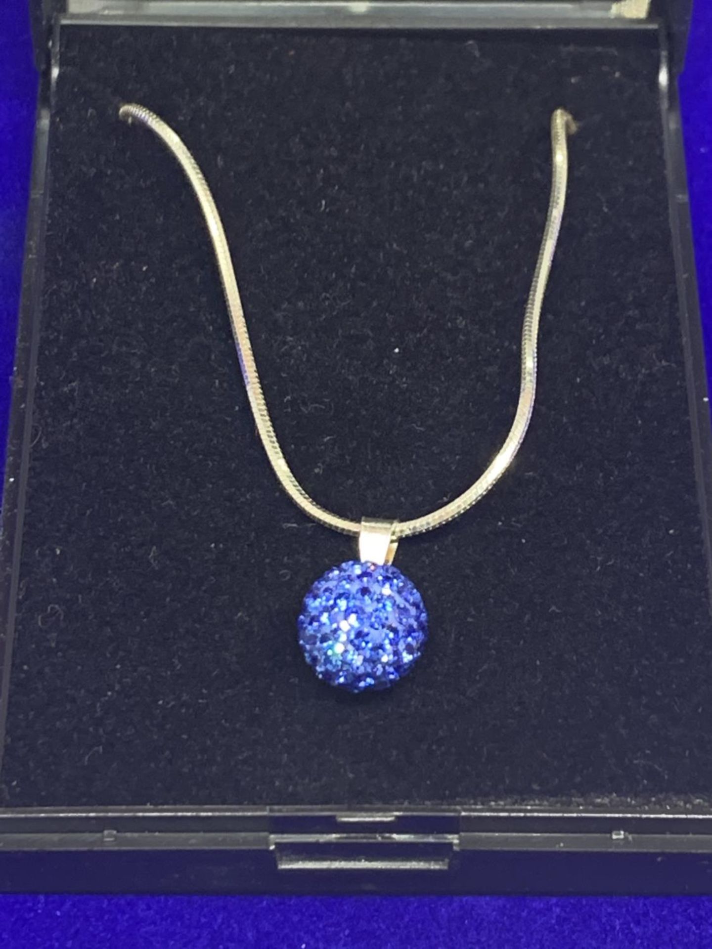 A SILVER CHAIN MARKED 925 WITH A BLUE CRYSTAL BALL PENDANT IN A PRESENTATION BOX - Image 3 of 3