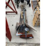 A LARGE QUANTITY OF GARDEN TOOLS TO INCLUDE SHOVEL, SPADE AND RAKE ETC