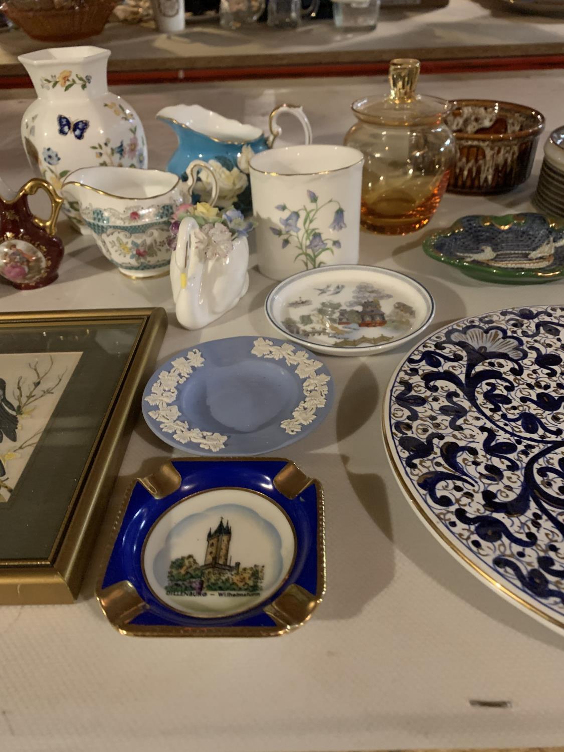 AN ASSORTMENT OF CERAMIC WARE TO INCLUDE EXAMPLES OF DENBY, COALPORT, AYNSLEY ETC - Image 3 of 4