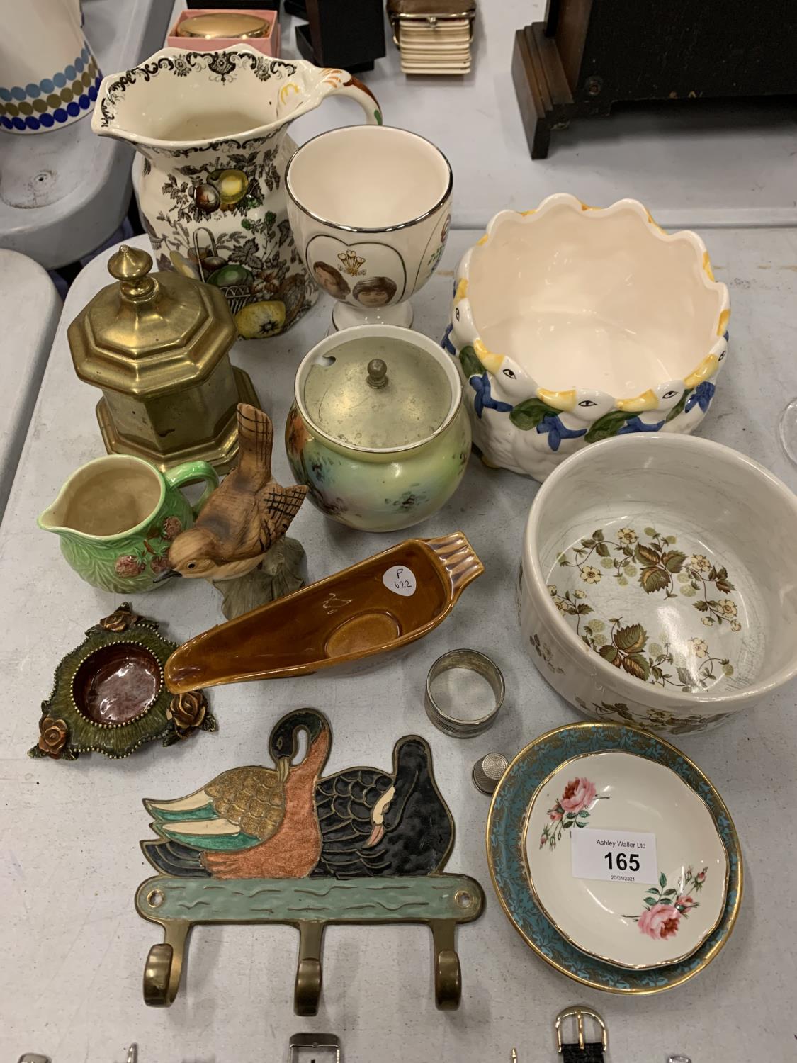 A COLLECTION OF MIXED ITEMS TO INCLUDE CERAMICS, BRASS LIDDED POT ETC
