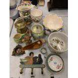 A COLLECTION OF MIXED ITEMS TO INCLUDE CERAMICS, BRASS LIDDED POT ETC