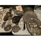 A LARGE COLLECTION OF MIXED METAL WARE TO INCLUDE SERVING TRAYS, FRUIT BASKET, CUTLERY ETC