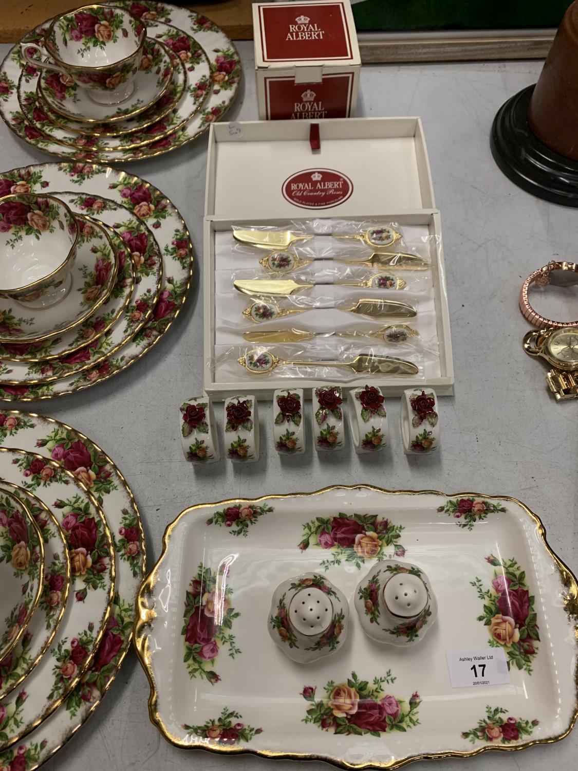 A LARGE COLLECTION OF ROYAL ALBERT "OLD COUNTRY ROSES" TO INCLUDE SIX PLACE SETTINGS, NAPKIN RINGS - Image 2 of 4