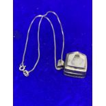 A SILVER NECKLACE AND A SILVER CUBE PENDANT WITH CLEAR GLASS PYRAMID MARKED 925 WITH A