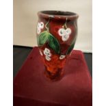 AN ANITA HARRIS HAND PAINTED AND SIGNED WHITE BERRIES VASE