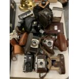 A LARGE ASSORTMENT OF VARIOUS VINTAGE AND RETRO CAMERAS TO INCLUDE A COLOUR SWINGER II POLAROID LAND