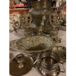 AN ASSORTMENT OF BRASS ITEMS TO INCLUDE DOOR STOPS AND A VERY LARGE URN