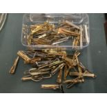 A QUANTITY OF YELLOW AND WHITE METAL TIE PINS