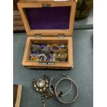 A SMALL WOODEN INLAID BOX AND THE COSTUME JEWELLERY CONTENTS