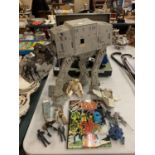 A COLLECTION OF STAR WARS ITEMS TO INCLUDE FIGURINES ETC
