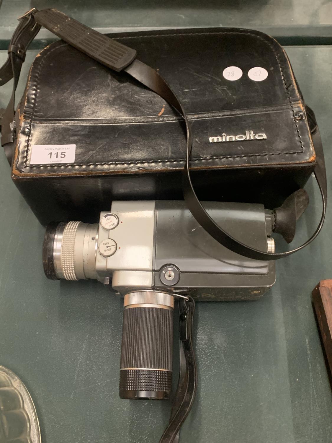 A VINTAGE MINOLTA CINE CAMERA TO INCLUDE A LEATHER CARRY CASE