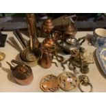 A COLLECTION OF BRASS AND COPPER TO INCLUDE PANS, TRIVETS, KNOCKER, KETTLES ETC
