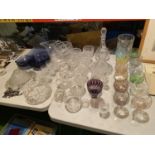 A LARGE QUANTITY OF GLASSWARE TO INCLUDE COLOURED GLASSES, VINTAGE LIGHT SHADE, BOWL, DISHES ETC