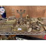 A LARGE COLLECTION OF BRASS ITEMS TO INCLUDE CANDLESTICKS, HORSE BRASSES AND TRIVET STAND ETC