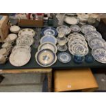 A COLLECTION OF VARIOUS CERAMICS TO INCLUDE PLATES, CUPS, SAUCER, BOWLS AND GLASSES