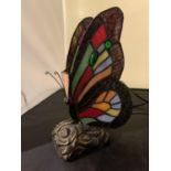 A TIFFANY STYLE BUTTERFLY LEADED GLASS LAMP HEIGHT 24CM