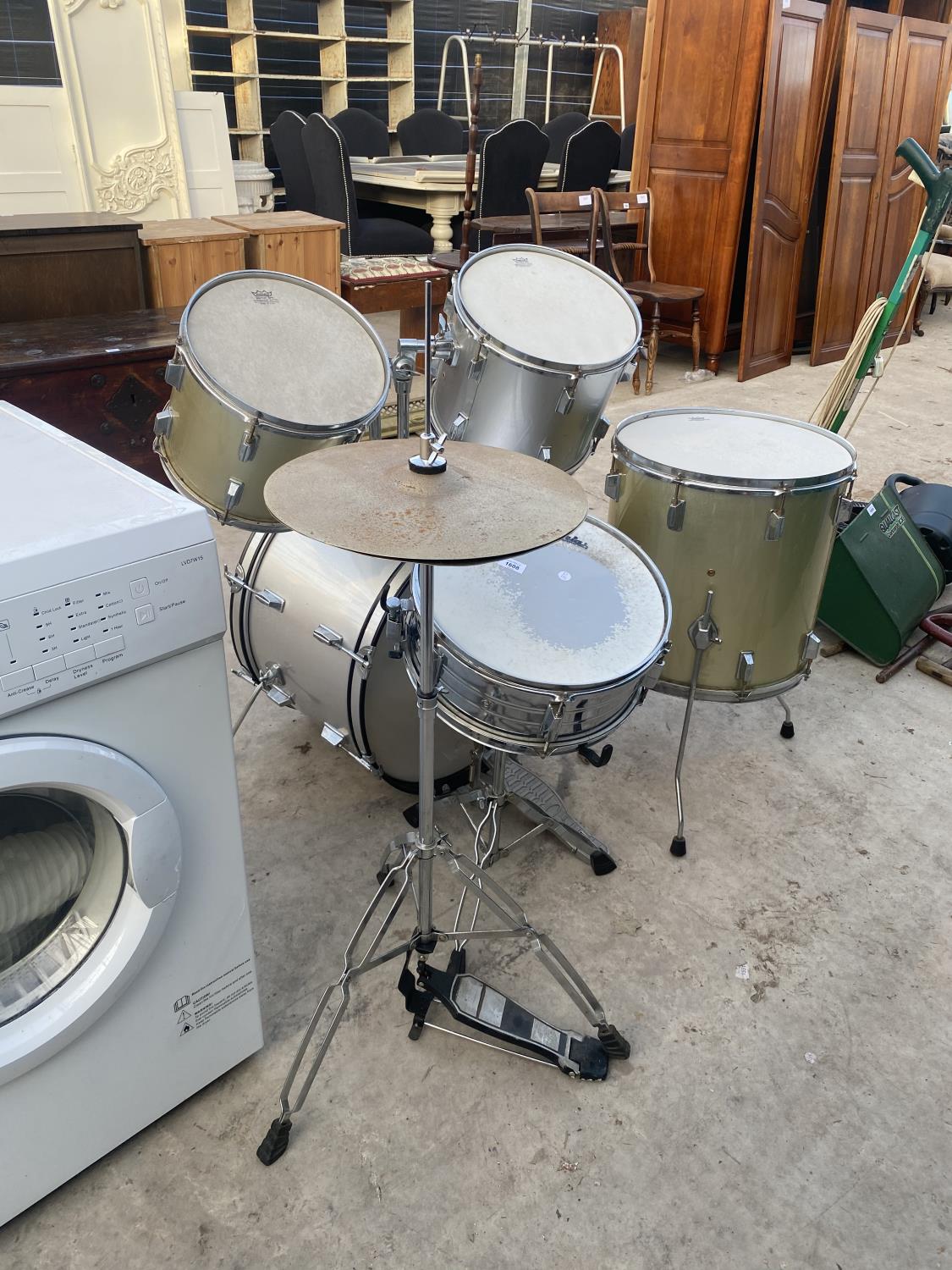 AN ARIA DRUM KIT