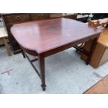 AN EDWARDIAN MAHOGANY AND CROSSBANDED TABLE WITH SHAPED ENDS, OVAL INLAY TO THE TOP, ON TAPERED