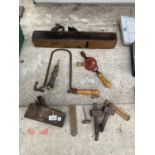 AN ASSORTMENT OF HAND TOOLS TO INCLUDE VINTAGE WOOD PLANES, MANUAL DRILL ETC