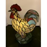 A LARGE TIFFANY STYLE FARMYARD CHICKEN/COCKEREL LEADED GLASS LAMP HEIGHT 36CM