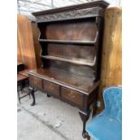 A GOERGIAN STYLE OAK DRESSER WITH THREE DRAWERS TO THE BASE, ON FRONT CABRIOLE LEGS AND TWO TIER