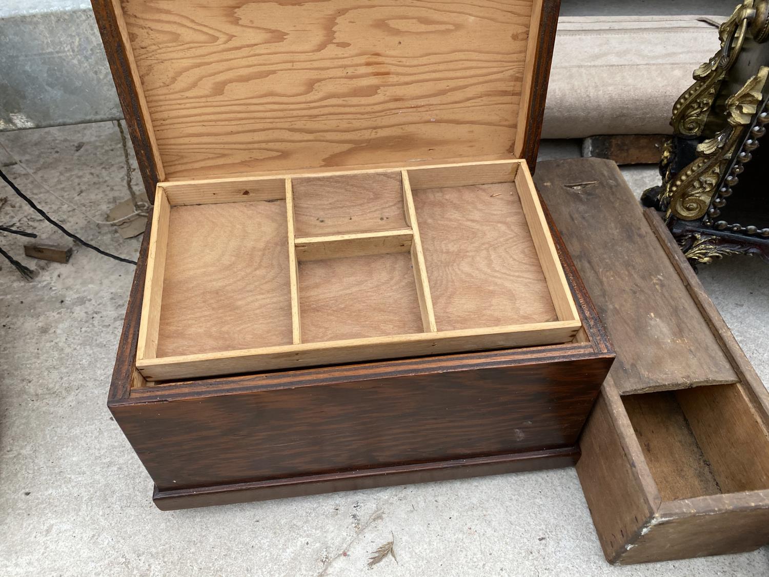 AN ASSORTMENT OF TREEN ITEMS TO INCLUDE A MUSIC BOX, JEWELLERY BOX AND OTHER STORAGE BOXES ETC - Image 7 of 8
