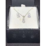 A SILVER NECKLACE WITH A THREE CLEAR STONE DROP PENDANT AND MATCHING EARRINGS IN A PRESENTATION BOX